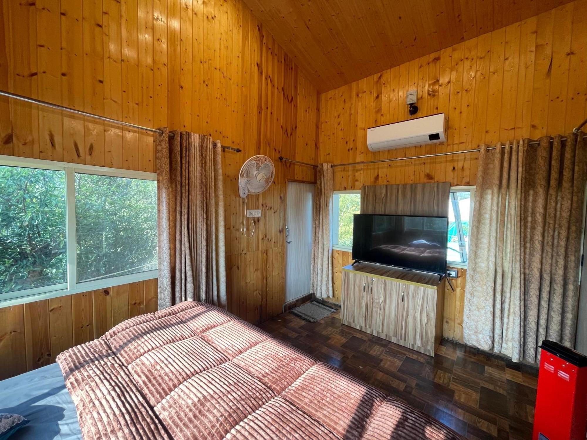 Saraiville- Luxury Riverside Cottages Dehradun Eksteriør billede