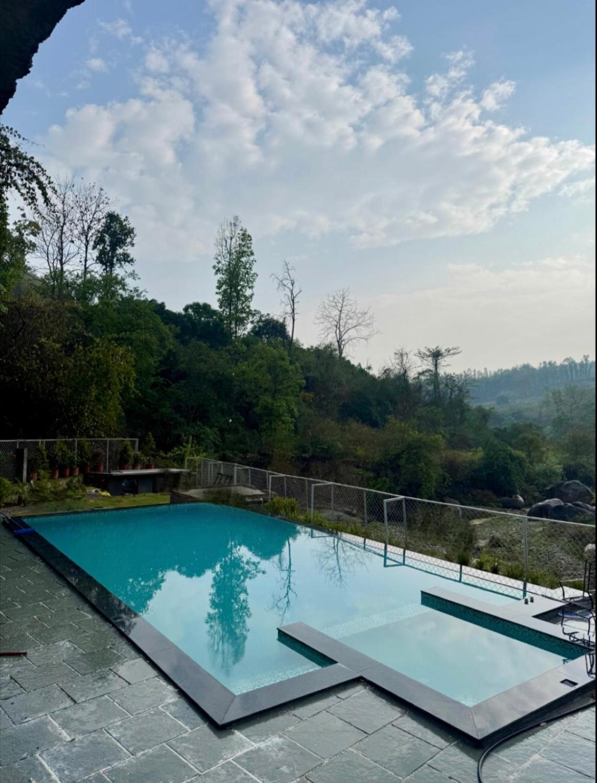 Saraiville- Luxury Riverside Cottages Dehradun Eksteriør billede